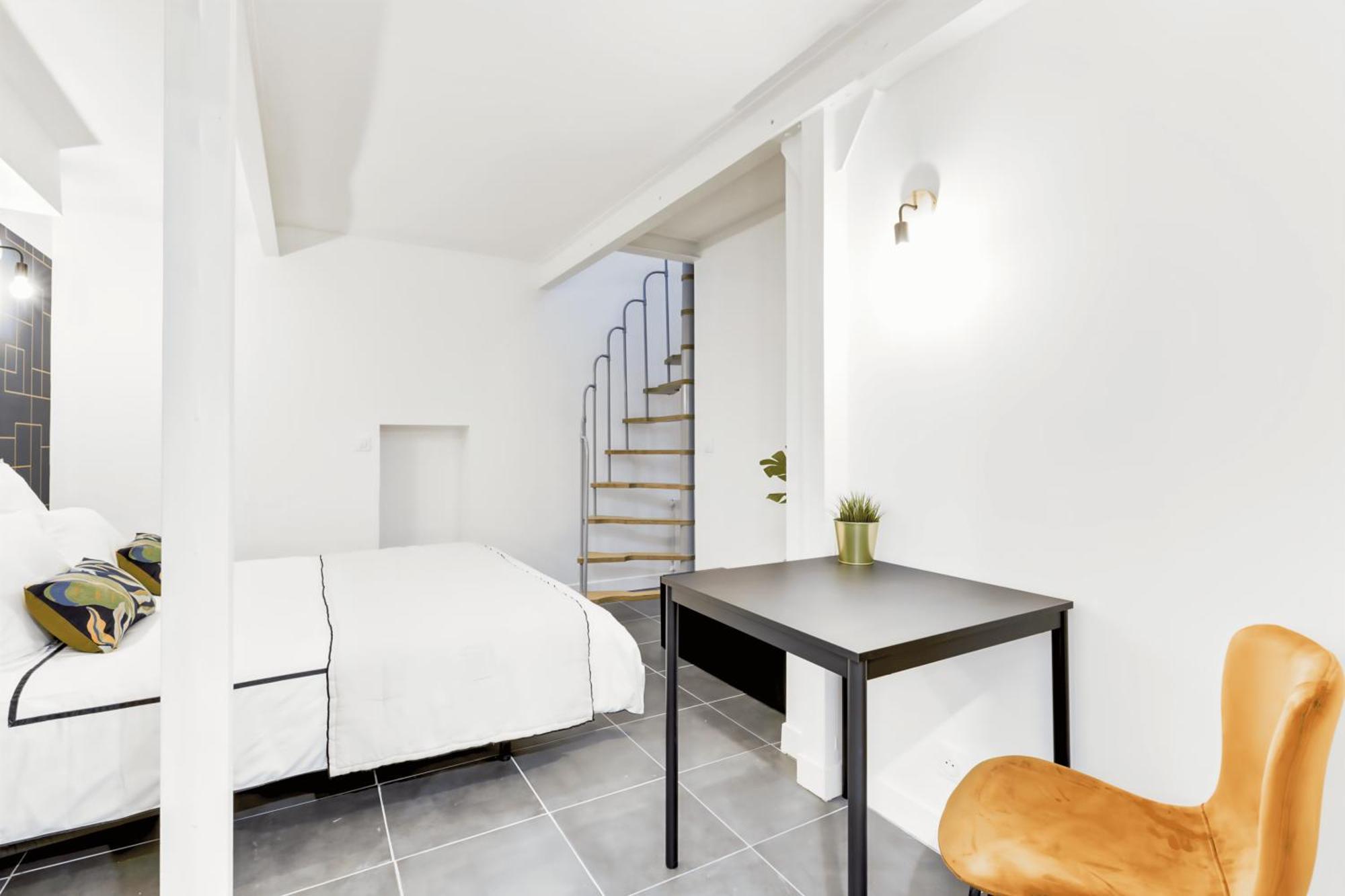 Apartment Convinient Souplex Basement 5mn Near Metro And Montmartre *