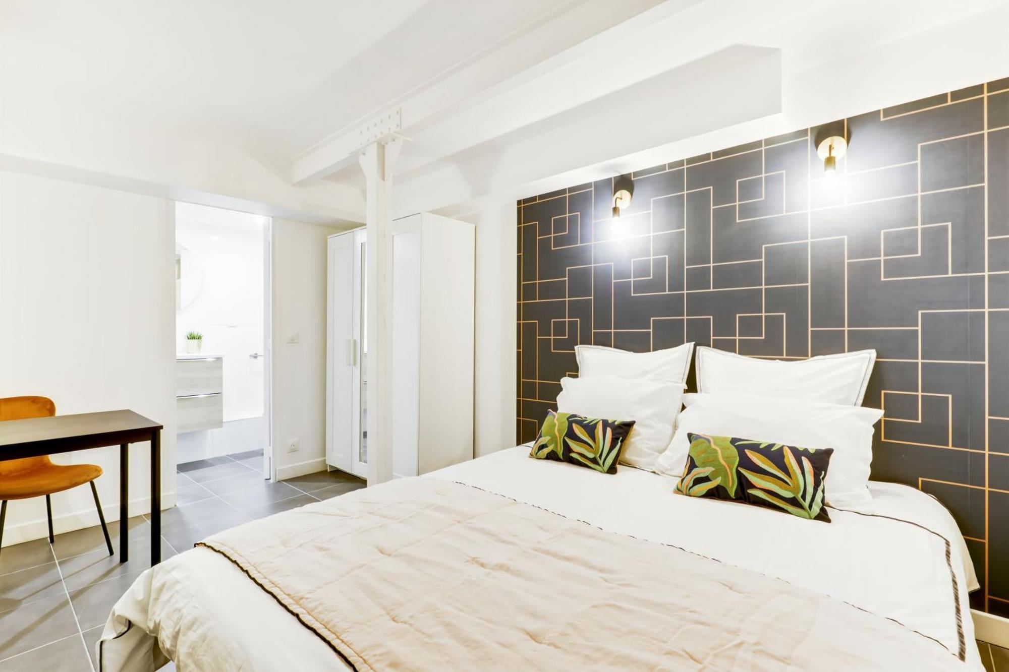 Convinient Souplex Basement 5mn Near Metro And Montmartre *